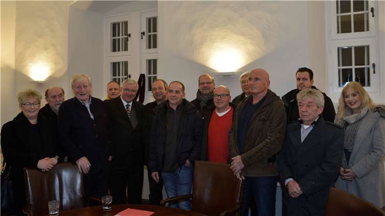 Sponsoren und Helfer freuen sich mit OB Hofmann-Göttig und Manfred Gniffke. Fotos: TFR