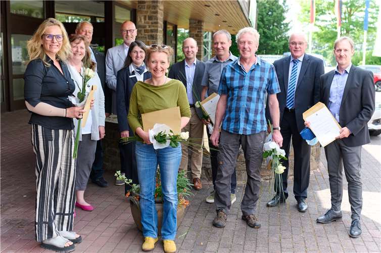 Sponsoren und Preisträger/innen v. l.: Frau Hasenberg, Frau Mehl, Prof. Quirmbach, Herr Gnewkow, Frau Knie, Frau Thoss, Herr Goerg (Goerg & Schneider), Herr Martin Goerg, Herr Hastenteufel, Stadtbürgermeister Michael Thiesen, Herr Held. Fotos: Helge Articus/Articus & Röttgen