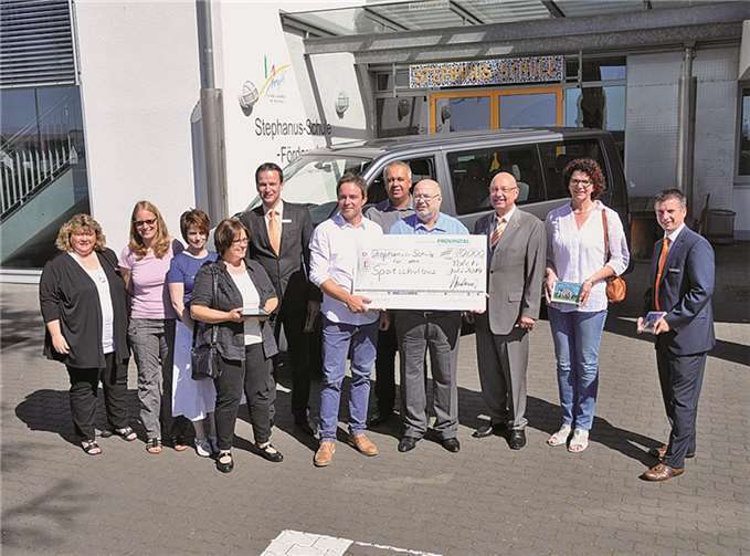 Sponsoren und Schulleitung, Förderer und Elternvertreter freuten sich über den neuen Bus: Claudia Blotzki, Claudia Juhar, Marion Ferdinand, Susanne Gries, Christoph Weitzel, Henrik Jüngermann, Michael Blumenberg, Rudolf Stefanski, Gerd Bruchof, Gerlinde Fränkel und Markus Reiter.BS