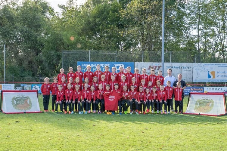 Sponsorenübergabe der neuen Trainingsanzügen