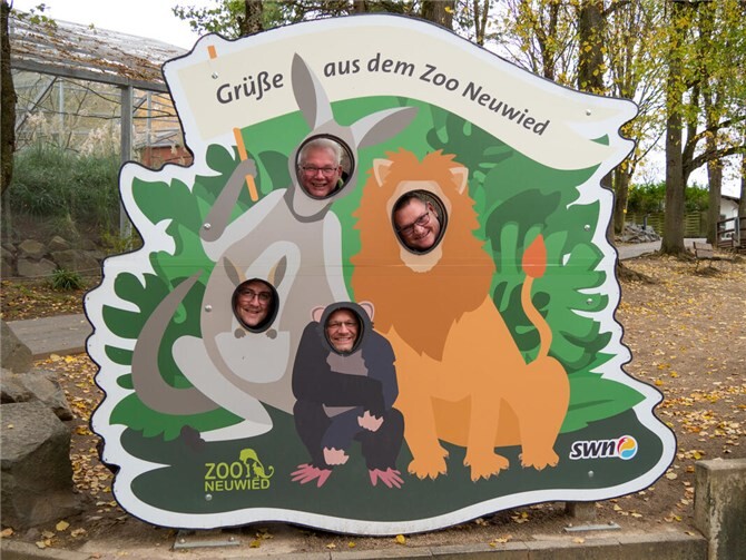 Sponsoringvertrag zwischen SWN und Zoo Neuwied um drei Jahre verlängert: Känguru, Schimpanse und Löwe, in persona (v.l.n.r.) von Zoodirektor Mirko Thiel, kaufmännischer Leiter Hans-Dieter Neuer, Oberbürgermeister und Zoofördervereinsvorsitzender Jan Einig sowie SWN-Geschäftsführer Stefan Herschbach freuen sich auf die Zusammenarbeit.  Foto: Dennis Steinhardt/SWN