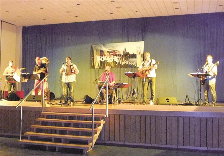 „Spontan Kölsch“ sorgten für Stimmung in der vollen Goloringhalle.privat