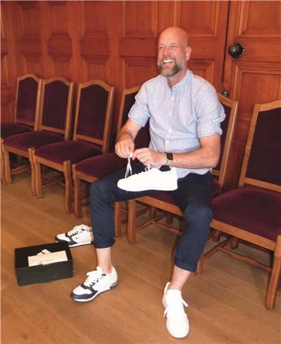 Spontan beschloss Daniel Busch, seine neuen Schuhe anzuprobieren.