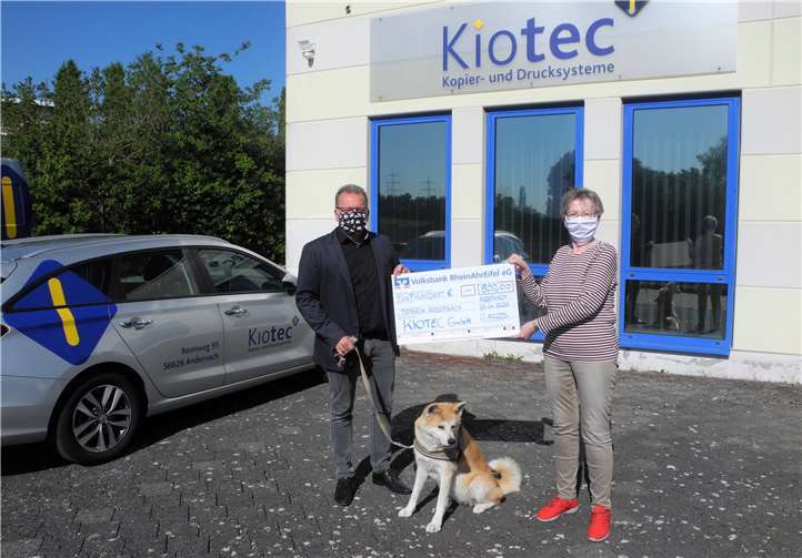 Spontan entschloss sich Dirk Thalwitzer, Geschäftsführer der Firma Kiotec, das Tierheim im Augsbergweg mit einer Spende zu unterstützenFoto: privat