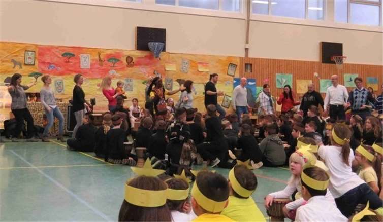 Spontan erlernten auch die Eltern der Schulkinder afrikanische Choreografien.