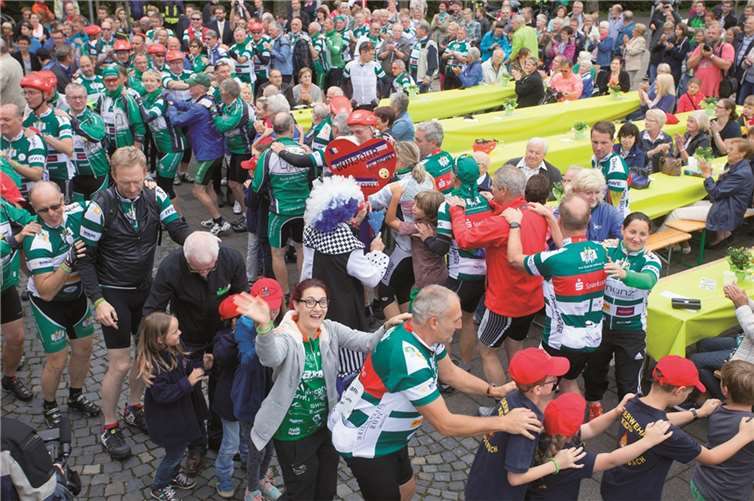 Spontan formierte sich eine Polonaise zum Tourlied.