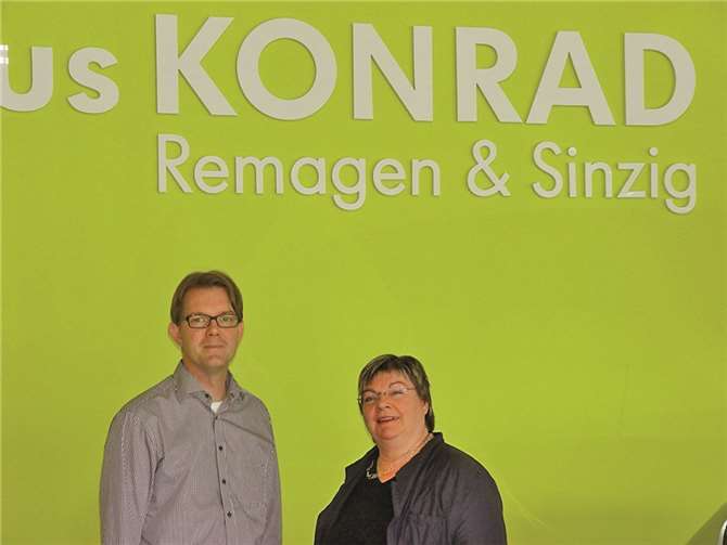 Spontan spendete Frank Dresen vom Autohaus Konrad 100 Euro für vier Flüchtlinge. Darüber freute sich Maria Müller sehr.privat