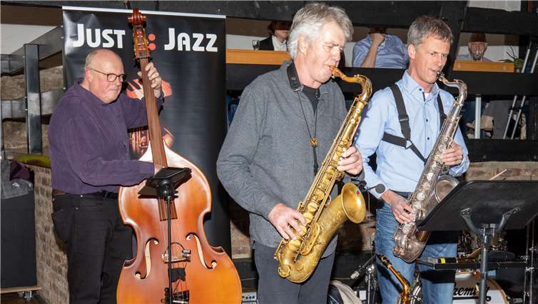 Spontan und gut abgestimmt spielten Dietrich Hofmann (v.l.) und Hartmut Kreyer in der Session mit Andreas Franz.Foto: CEW