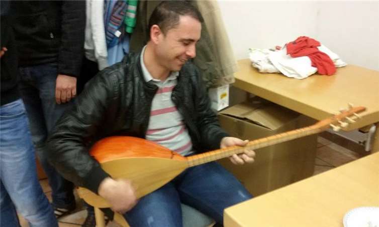 Spontan wurde auf traditionellen syrischen Instrumenten musiziert.privat