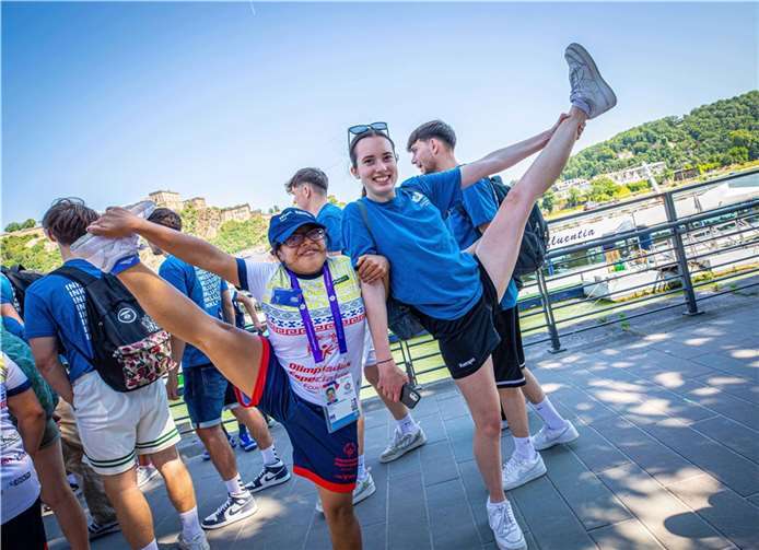 Spontane Proben ihres Könnens gehörten für die ecuadorianischen Sportler um Karen Pilozo Quijije (links) auch zu ihrem Besuch in Koblenz dazu. In diesem Fall „musste“ eine Schülerin des Gymnasiums auf der Karthause ran.
