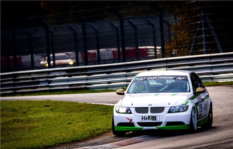 Spontaner Einsatz: Die Besatzung des dritten Autos stand erst am Vorabend fest. Ergebnis: Ein Pokalrang in der Klasse V4.Copyright: Ruben Schäfer