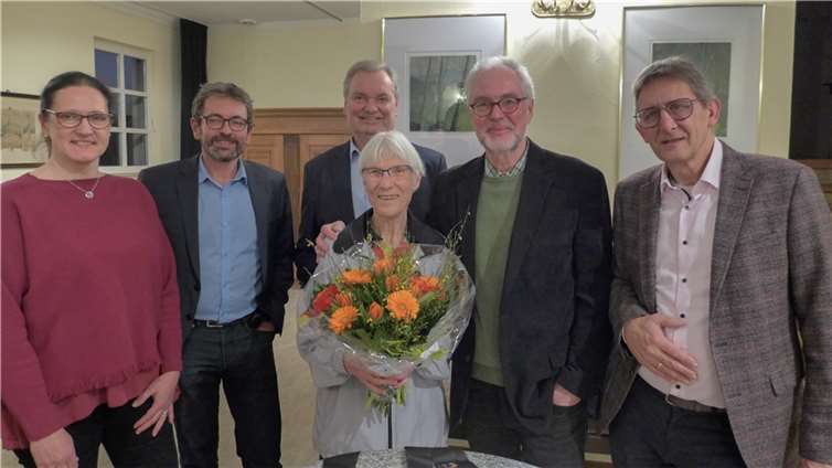 Spontaner Empfang in der Oberen Burg in Rheinbreitbach: Nicole Weinberg (Vereinspräsidentin SVR), Marcel Mareien (Tischtennisverband Rheinland-Hessen), Karsten Fehr (Verbandsgemeinde-Bürgermeister), Klaus Riddering (SVR-Tischtennis-Abteilungsleiter) und Ortsgemeinde-Bürgermeister Roland Thelen zusammen mit der zweifachen Senioren-Tischtennis-Weltmeisterin Heidi Wunner (v.l.n.r).  Foto: David Riddering