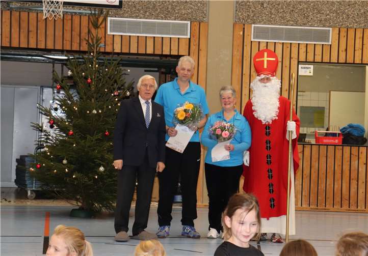 Sport Kreisvorsitzender Fritz Langenhorst (li.) konnte gemeinsam mit dem Nikolaus Waltraud Thormann, 1. Vorsitzende des TV08 sowie den 2. Vorsitzenden Peter Langelage für ihre Verdienste zum Wohle des Vereins auszeichnen.RÜ