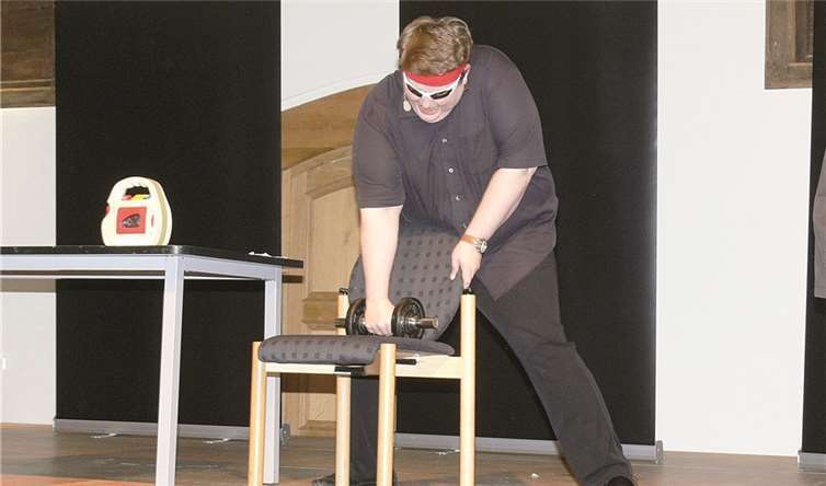 „Sport ist Mord!“ Die Hantel im Fitnessstudio wurde schnell gegen eine Knackwurst ausgetauscht.TE