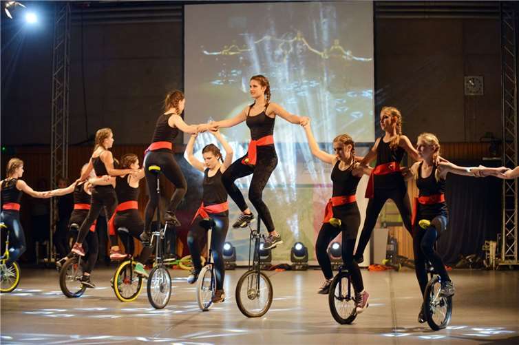 Sport und Unterhaltung sind beim Dankeschön-Abend 2016 angesagt. Bei der Veranstaltung 2015 demonstrierte die „Rad-los“-Gruppe des TV Niederlützingen ihr Können auf dem Einrad. Foto: Pressemitteilung Kreisverwaltung Ahrweiler