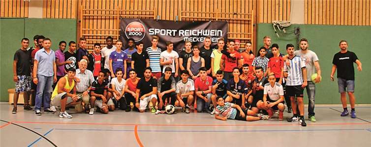 Sport verbindet: Die Organisatoren und Teilnehmer des Sommer-Mitternachtsturniers in Meckenheim. Stadt Meckenheim