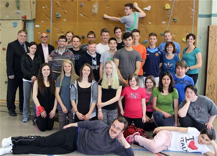 Sport verbindet: Die Schüler der Anne-Frank-Realschule plus und die Beschäftigten der Caritas-Werkstätten Westerwald-Rhein-Lahn hatten jede Menge Spaß beim gemeinsamen Sportunterricht. Auch die Verantwortlichen beider Einrichtungen, Schulleiter Ernst-G. Carstensen (links) und Caritas-Betriebsleiter Martin Sobotta (3. von links), freuten sich über den Erfolg des inklusiven Sportprojektes. privat