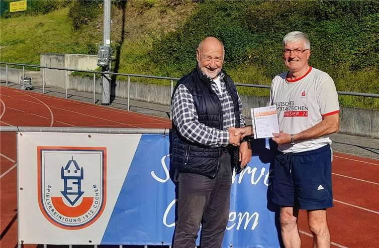 Sportabzeichenabnehmer Matthias Klinkner konnte kürzlich dem inzwischen 81-jährigem Sportler Hans-Joachim Selbach seine 37. Urkunde überreichen. Foto: Spvgg. Cochem