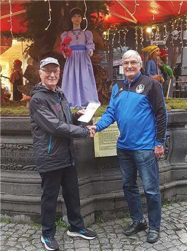 Sportabzeichenabnehmer Matthias Klinkner (re.) und Schneewittchen (im Hintergrund) gratulieren Sportsfreund Gerold Laux (li.) zu dessen 41. Deutschen Sportabzeichen. Quelle: Spvgg. Cochem 1912 e.V.