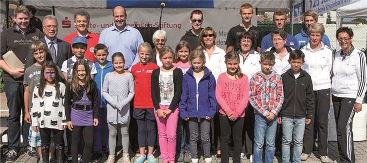 Sportausschussvorsitzender Tobias Leunig (l.) und Bürgermeister Eckhard Maack (2. V. l.) ehren im Rahmen des Swisttaler Sommerfestes auch die besten Sportler der Gemeinde. Jost