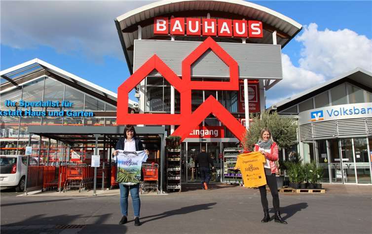Sportevent-Beauftragte Tanja Mc.Carthy vom BAUHAUS mit Veranstalterin Michaela Wolff nach der Vertragsunterzeichnung in Bad Neuenahr. Foto: privat