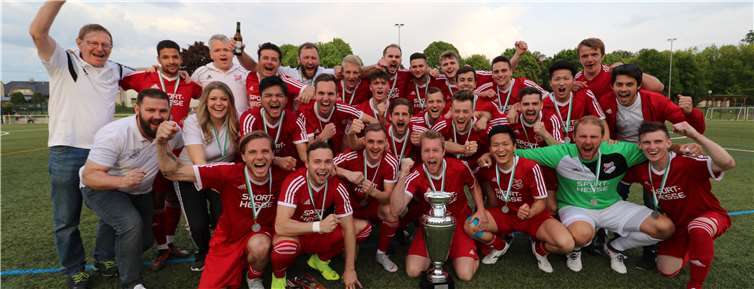 Sportfreunde Eisbachtal Rheinlandmeister und Aufsteiger zur Oberliga Rheinland-Pfalz/Saar.Foto: Eisbachtaler Spfr