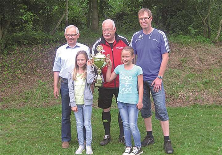 Sportkamerad Dieter Sesterheim stiftete den Wanderpokal.