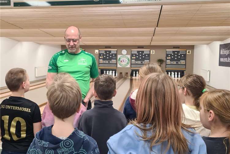 Sportkegler Rolf Hammer gibt den Cusanusschüler/innen Kegelunterricht.  Foto: privat
