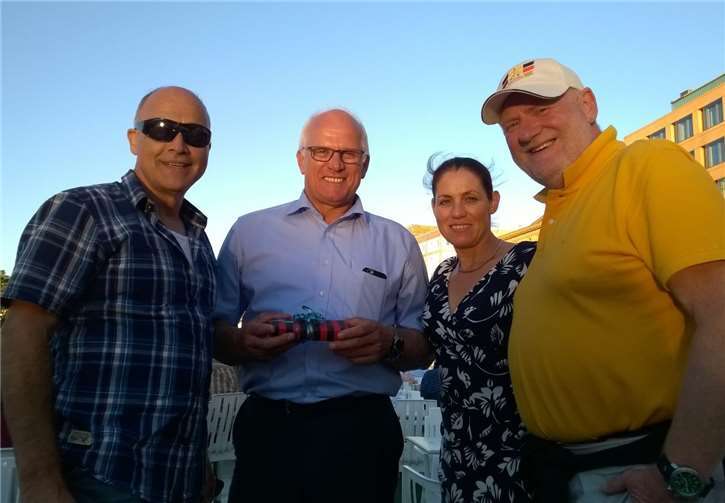 Sportkreisvorsitzender Edwin Scheid und Mitstreiter überreichten Peter Bleser zum Dank ein kleines Präsent.privat