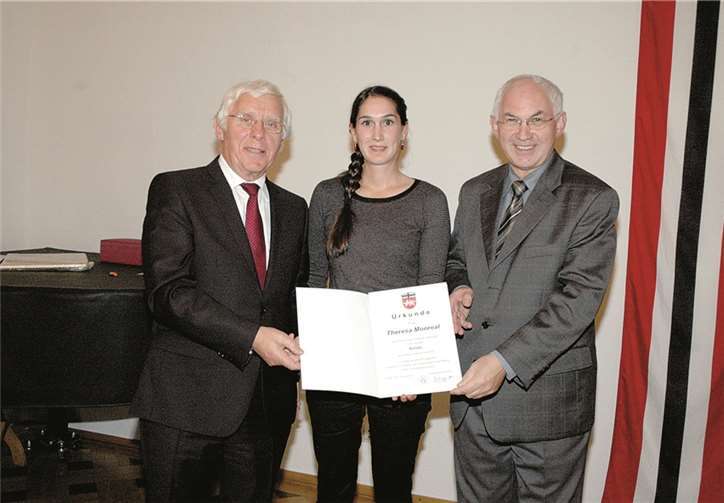 Sportkreisvorsitzender Fritz Langenhorst (l.) und Bürgermeister Hermann-Josef Romes (r.) überreichten Theresa Monreal die Ehrenurkunde.UM