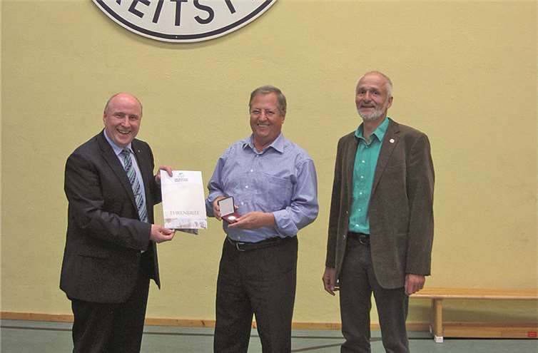 Sportkreisvorsitzender Manfred Diehl, Ehrenvorsitzender des TVE Reginald Sottong und 1.Vorsitzender Ansgar Feldges bei der Überreichung des Ehrenbriefes.privat