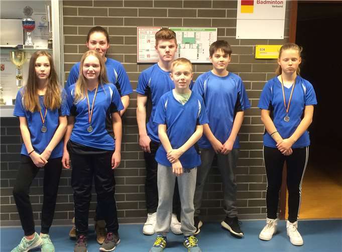 Sportlehrer Michael Montada war hochzufrieden mit seinen Schützlingen beim Landesfinale (von links): Charlotte Clas, Katharina Rohbeck, Mareike Steffes-Lay, Kim Walkenbach, Fabian Bersch, Liam Murtaugh, Pamela Knezevic! privat