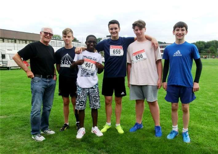 Sportlehrer Peter Reif (v. l.), Collin Kremer, Jonathan Kreller, Fabian Bulmann, Liam Serwas und Nico Schnapp. privat