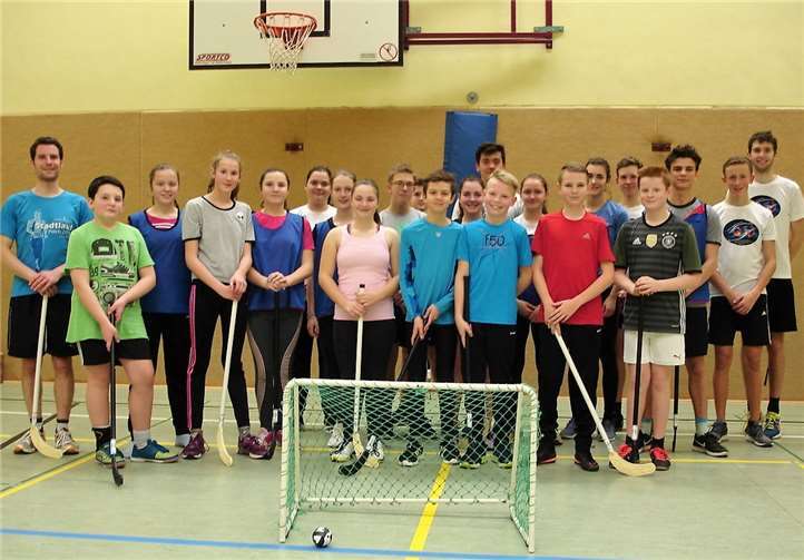 Sportlehrer Timo Sesterhenn (l.) und die Teilnehmer des „Winter“-Hockeyturniers der Ruderjugend.privat