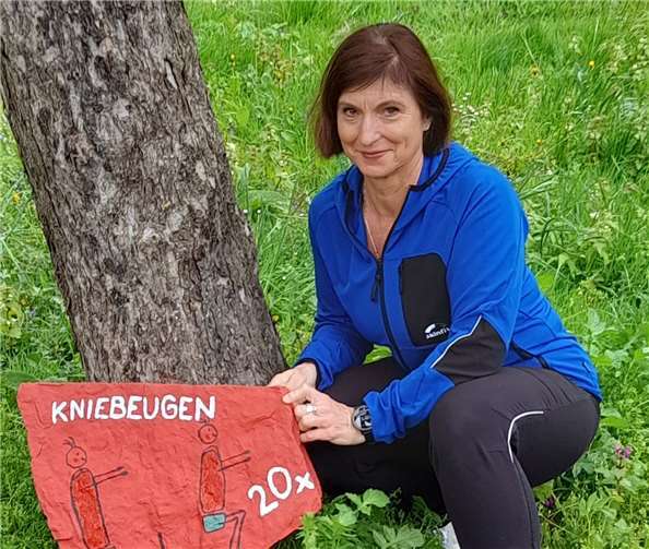 Sportlehrerin Edyta Bertram entwarf zwölf wunderschöne farbige Bewegungssteine, welche nun rund um den Calvarienberg ausgelegt wurden.