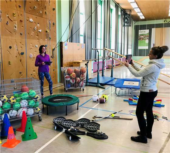 Sportlehrerin Elena Dötsch (links) stellt live das Konzept der Profilklasse Sport während des Online-Tages der offenen Tür vor.Foto: Anne-Frank-Realschule plus