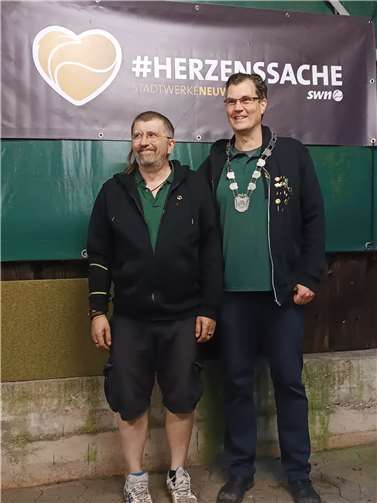 Sportleiter Hagen Görnert mit dem neuen Schützenkönig Martin Ternes.