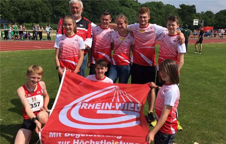 Sportler der LG Rhein-Wied beim DJK-Bundessportfest in Meppen: (Kniend, v.l.:) Simon Emmert, Erik Jurkiewicz, Jannis Minwegen, (hinten:) Aaliah Körner, Klemens Neuhaus, Fabian Luedtke, Linda Zeitz, Raphael Weber und Max Montermann. Foto: privat