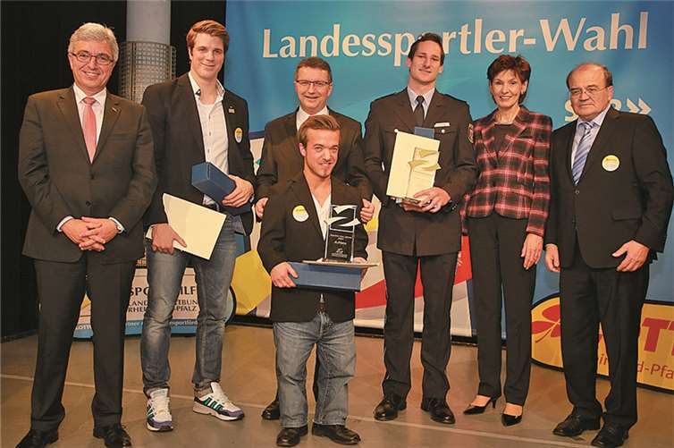 Sportler (v.l.): Roger Lewentz, Richard Schmidt (Ruderer (3. Platz), Jürgen Häfner, Mathias Mester (Para-Speerwerfer (2. Platz), Kai Kazmirek (Zehnkämpfer (1. Platz), Karin Augustin (LSB-Präsidentin) und Werner Schröter (LSB-Vizepräsident Leistungssport).