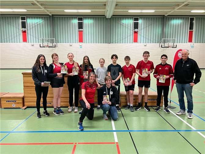 Sportlerehrung des TuS Dierdorf für die Saison 2023: hinten v.li. Simone Schrading, Johanna Marker, Anna Kessel, Lina Schüler, Elias Salma, Chris Kaiser, Runar Kneutgen, Niklas Krischer, Matías Rudolph und Trainer Günther Rudolph; vorne v.li. Trainerin Walburga Rudolph und Nora Kern.  Foto: Martin Groß