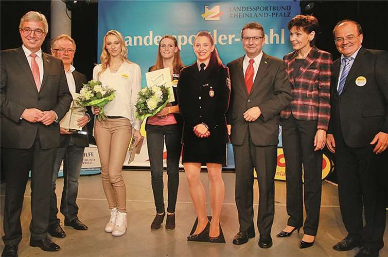 Sportlerinnen (v.l.): Roger Lewentz , Frank Ziegler (Trainer von Miriam Welte, der Erstplatzierten, die aber nicht persönlich vor Ort sein konnte), Lisa Ryzih (Stabhochspringerin (3. Platz), Ricarda Funk (Kanuslalom (2. Platz), Miriam Welte (1. Platz, als Pappkamerad), Jürgen Häfner, Karin Augustin und Werner Schröter.
