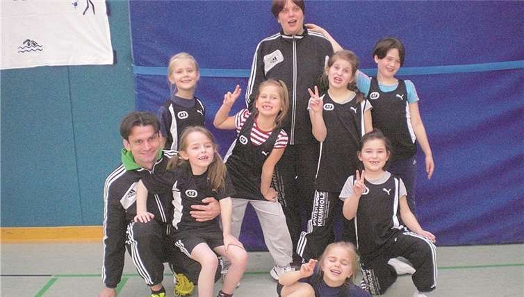 Sportlerinnen vom TUS N.O. Weiler und der SpVgg Burgbrohl mit Trainerin und Trainer nach dem Wettkampf. privat