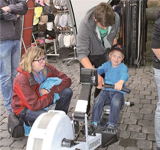 Sportlich ging es auf dem Carl-Fritz-Nicolay-Platz zu. Hier konnten sich die Kid´s unter anderem am Ergometer versuchen.