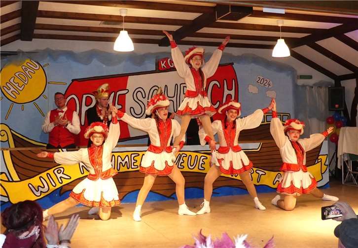 Sportliche Akzente gepaart mit sehenswerter Eleganz präsentierten die KGU-Funken bei ihrem Gardetanz. Fotos: TE