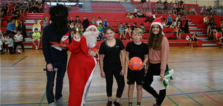 Sportliche Bescherung beim Nikolausturnier - die Schülervertretung als Nikolaus-Team.Privat