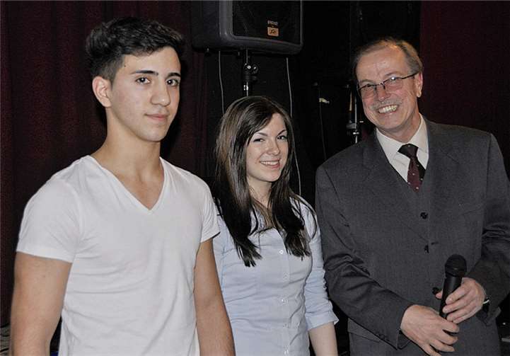 Sportliche Ehrung: Otto von Lom zeichnete die Karateka Hamid Jofoua und Helena Pejcic für ihre sportlichen Leistungen aus.