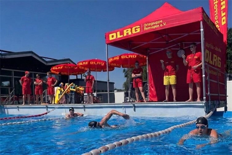 Sportliche Wettkämpfe im Pop-Up-Pool: Die Stadtmeisterschaften der DLRG Remagen finden am 13. September 2026 statt. (Symbolbild KI-generiert)