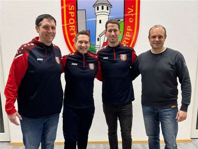 Sportlicher Leiter Andreas Beyer (l.) und Vorsitzender Marc Göttlicher (r.) präsentieren das neue Trainerduo der ersten Mannschaft: Michael Ueberbach (2. v.l.) und Nils Meyer (2. v.r.).  Foto: René Göttlicher
