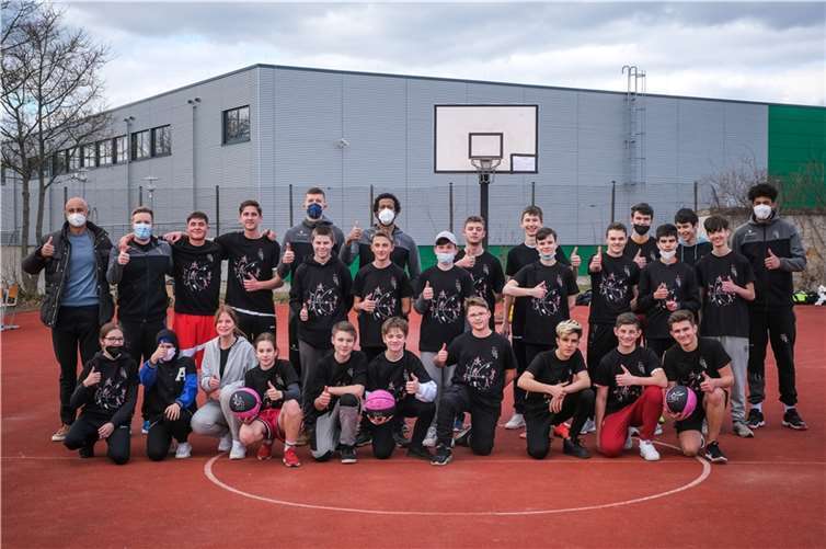 Sportstunde mit Spielern und Trainer der Telekom Baskets Bonn an der Theodor-Heuss-Realschule. Foto: Norbert Ittermann