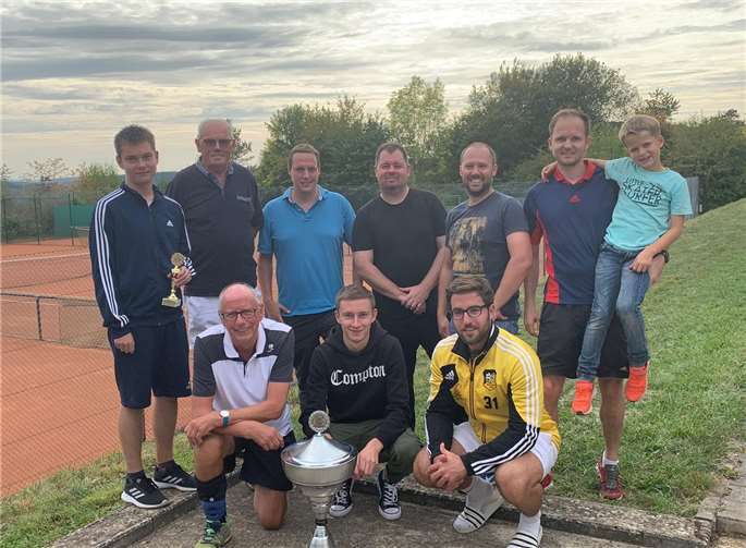 Sportwart Christian Höhnen, stehend r.; Clubmeister Herren Maik Bocksch, stehend l.; Clubmeister Herren 30 Marc Gilles, stehend 2.v.r.; Clubmeister Herren 50 Rainer Morsch, kniend l.. Foto: TC Dohr